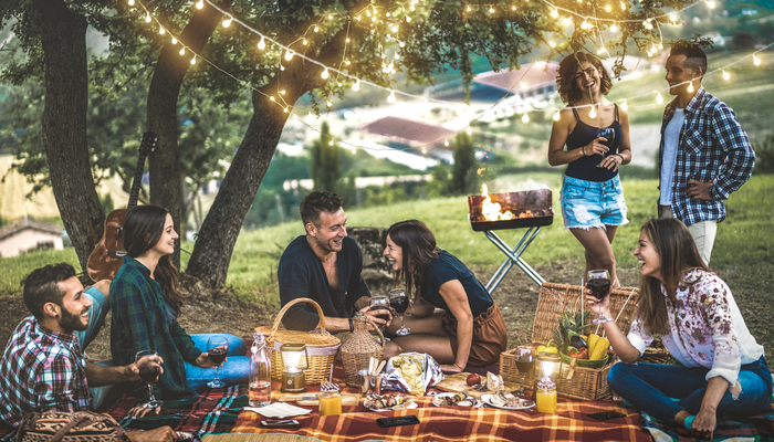 Friends having a picnic | DNAfit Blog
