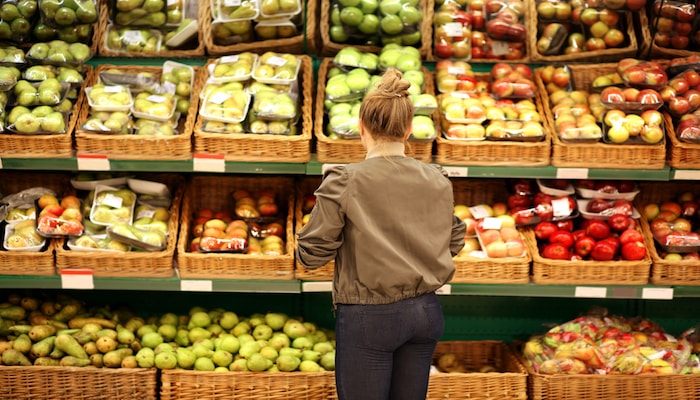 Woman fruit shopping | DNAfit Blog
