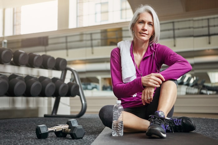 Older woman sitting at the gym | DNAfit Blog
