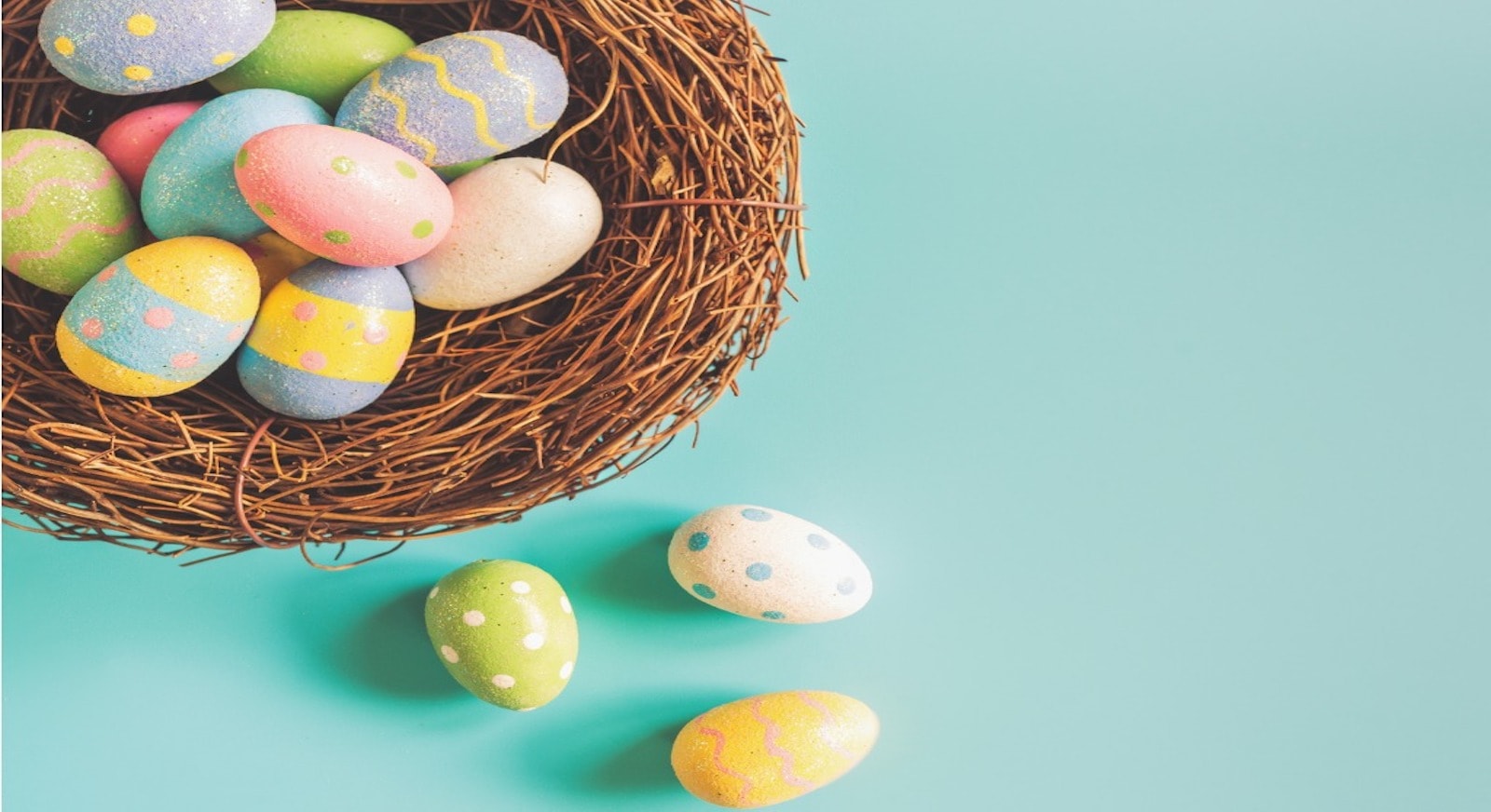 colorful-easter-eggs-in-nest-on-pastel-color-background-with-space-picture-id908008656-min