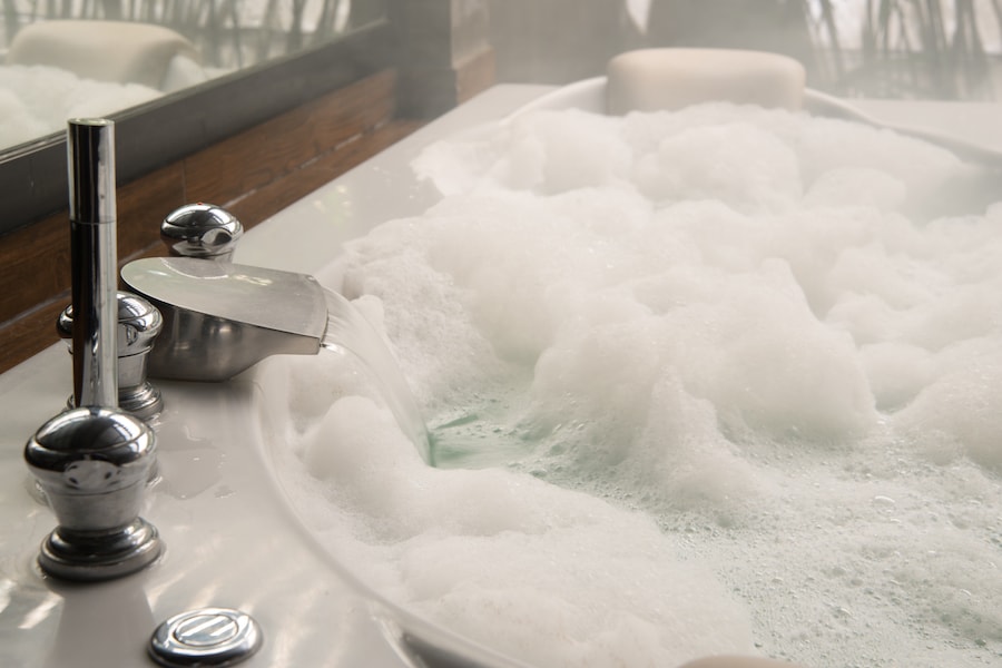 Running water into bath tub with foam | DNAfit Blog
