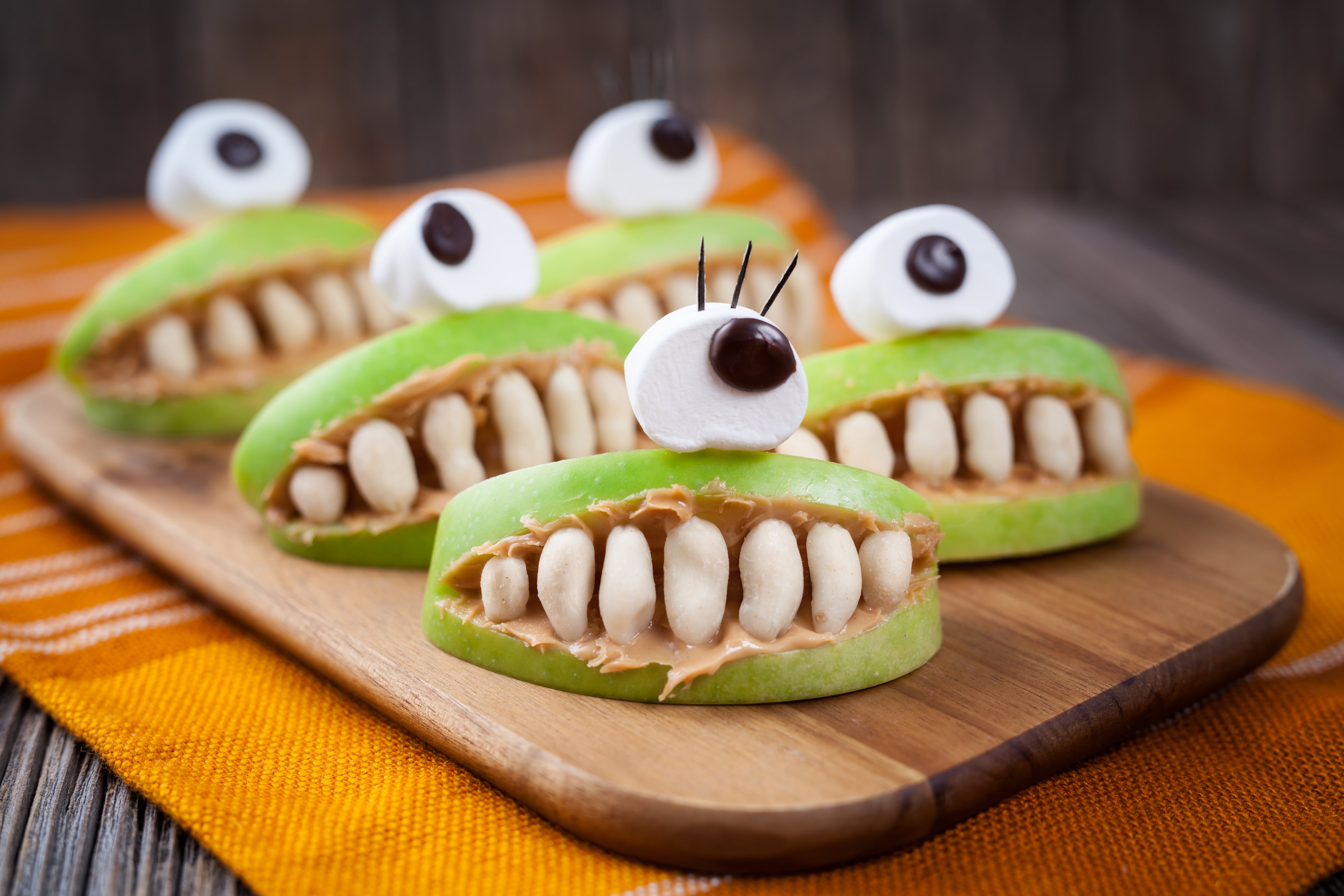 Halloween treat apple teeth | DNAfit Blog